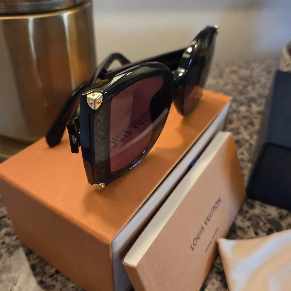 Louis Vuitton Elegant Black Sunglasses - Picture 3 of 6